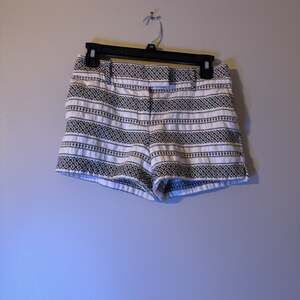LOFT Woman's Size 2P “The Riviera “ Short Black Ivory Cotton Side Pocket & Slit